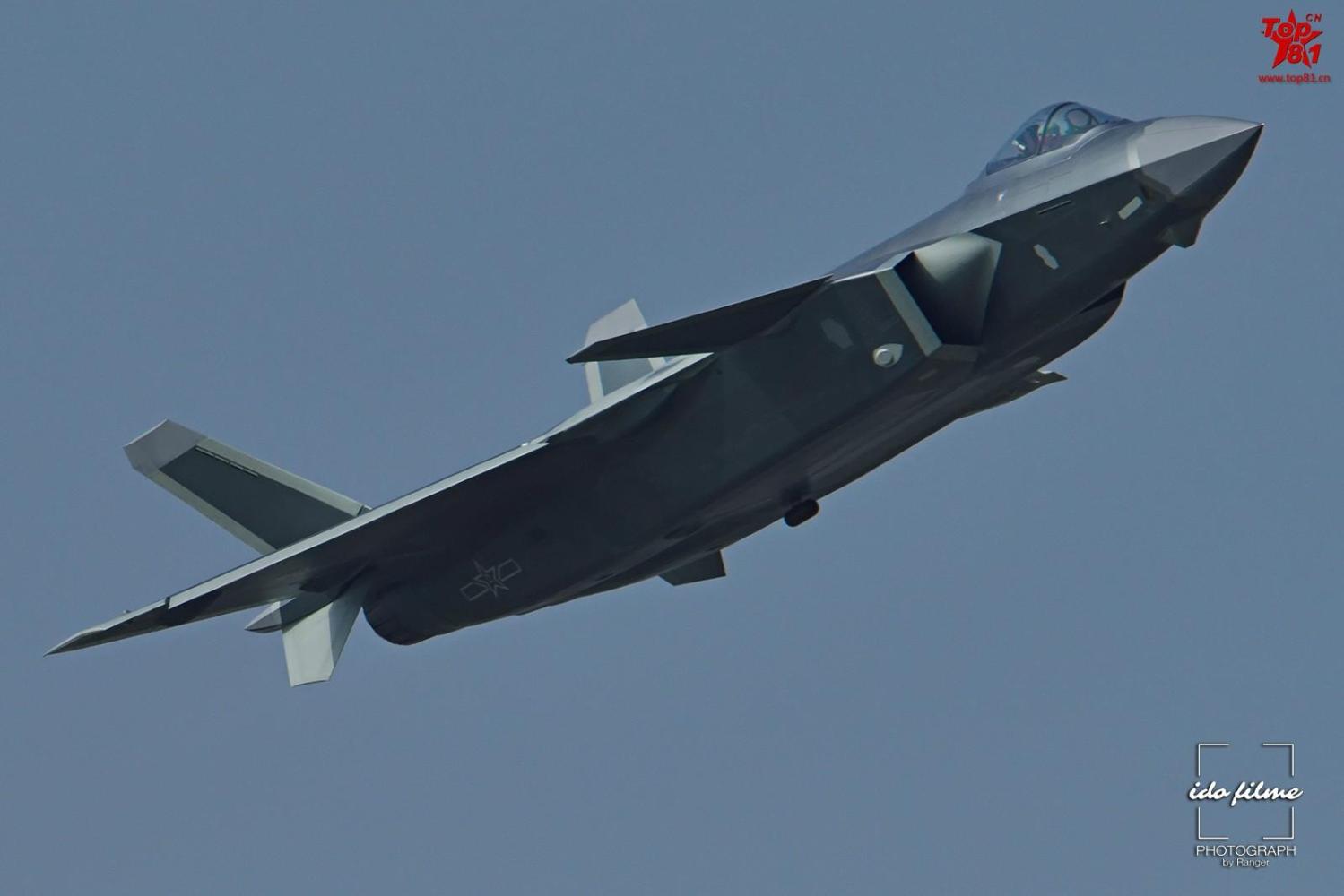 歼20b隐形战机新年首飞?或换矢量喷管, 具备超机动性