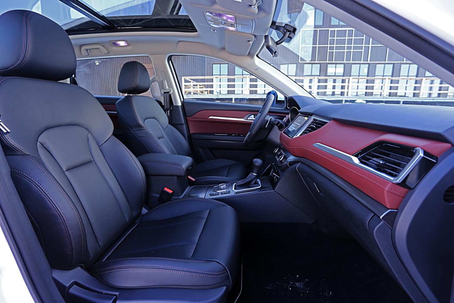 新哈弗h6 coupe内饰采用大面积贯穿式整体设计,断面式仪表板极具立体