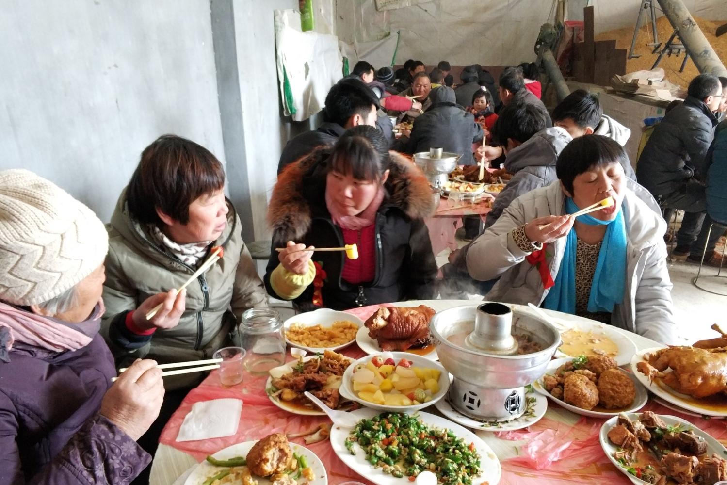 在农村吃婚宴, 就餐环境恶劣, 还要吃流水席, 但依然又香又热闹
