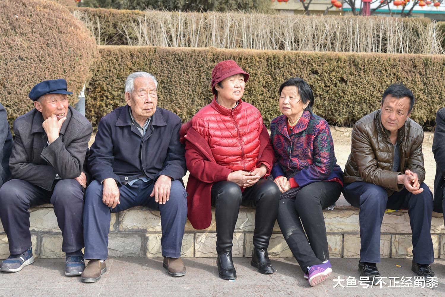 节后老人害怕孤独, 广场上一坐一天