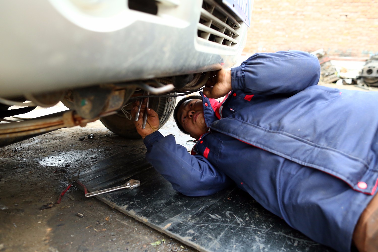 有梦想谁都了不起搭棚子作书房修车师傅苦练6年修成正果