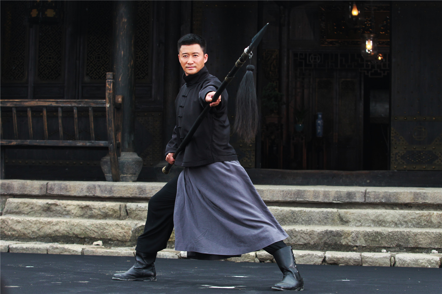 的风云人物,自导自演的电影《战狼2》可是刷新了一波又一波的票房记录