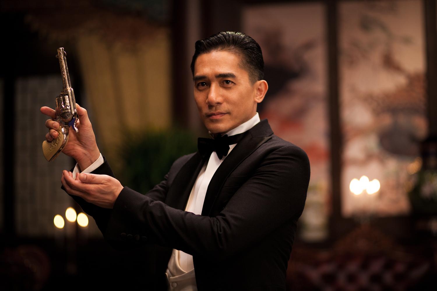 他是梁朝伟梦中情人,53岁至今无人敢娶,出行座驾相当低调!