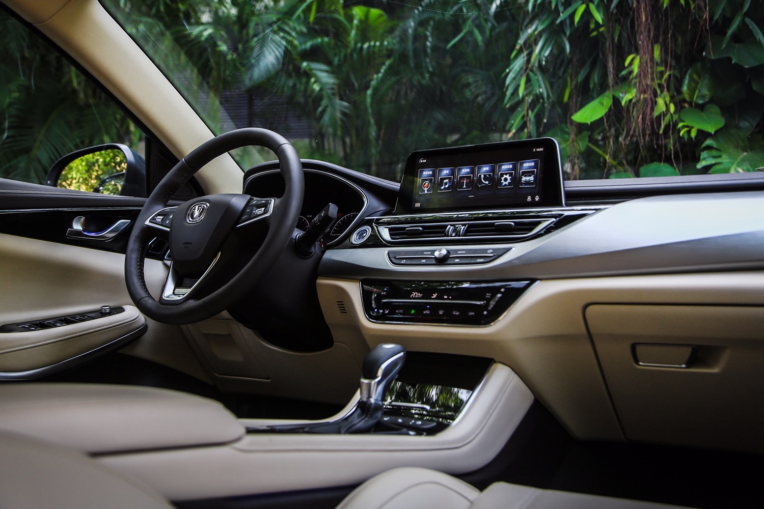 敢与凯美瑞比高,身长4米8,顶配14万,长安睿骋cc静态鉴赏