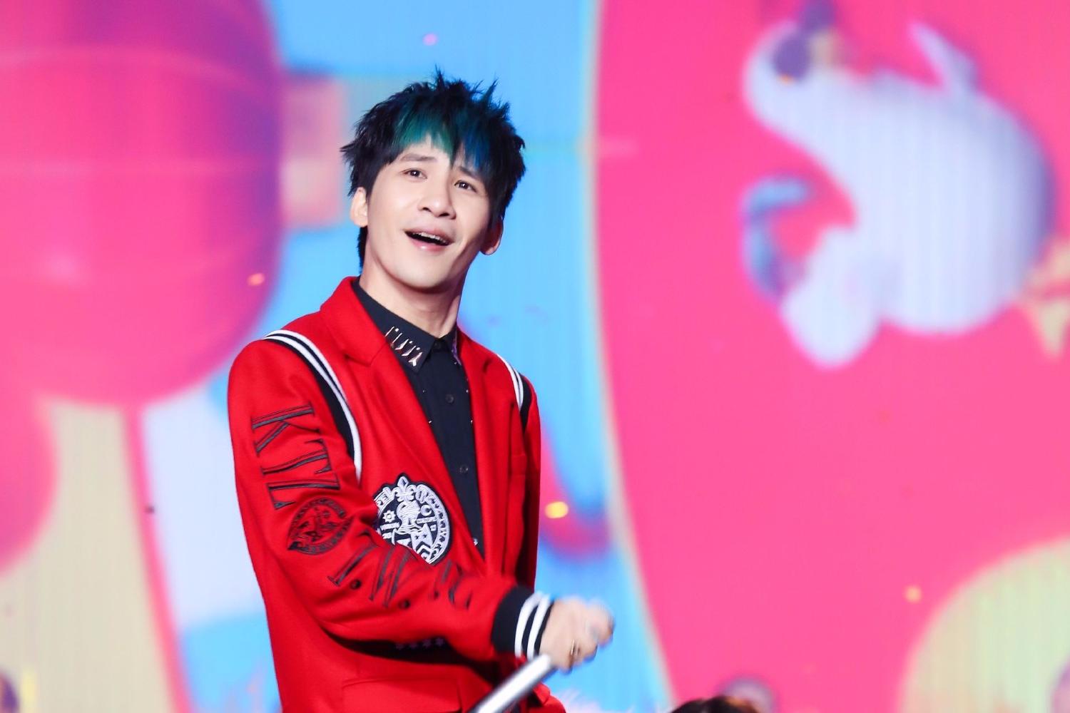 你以为大张伟只会唱《嘻唰唰》吗?他的履历表能把你惊着