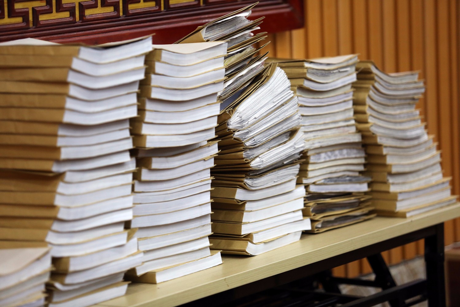 25人传销受审辩护律师来了34案卷堆成山