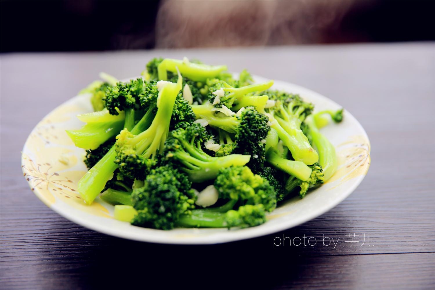 放入适量香油,翻炒均匀,起锅.7.加入适量的盐,味精,翻炒均匀.6.