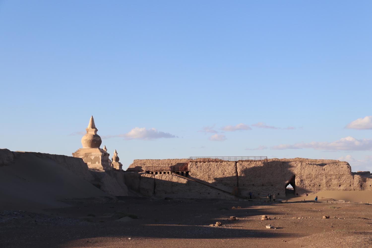 这个被遗弃千年的沙漠黑城, 如今每天迎接上万人!