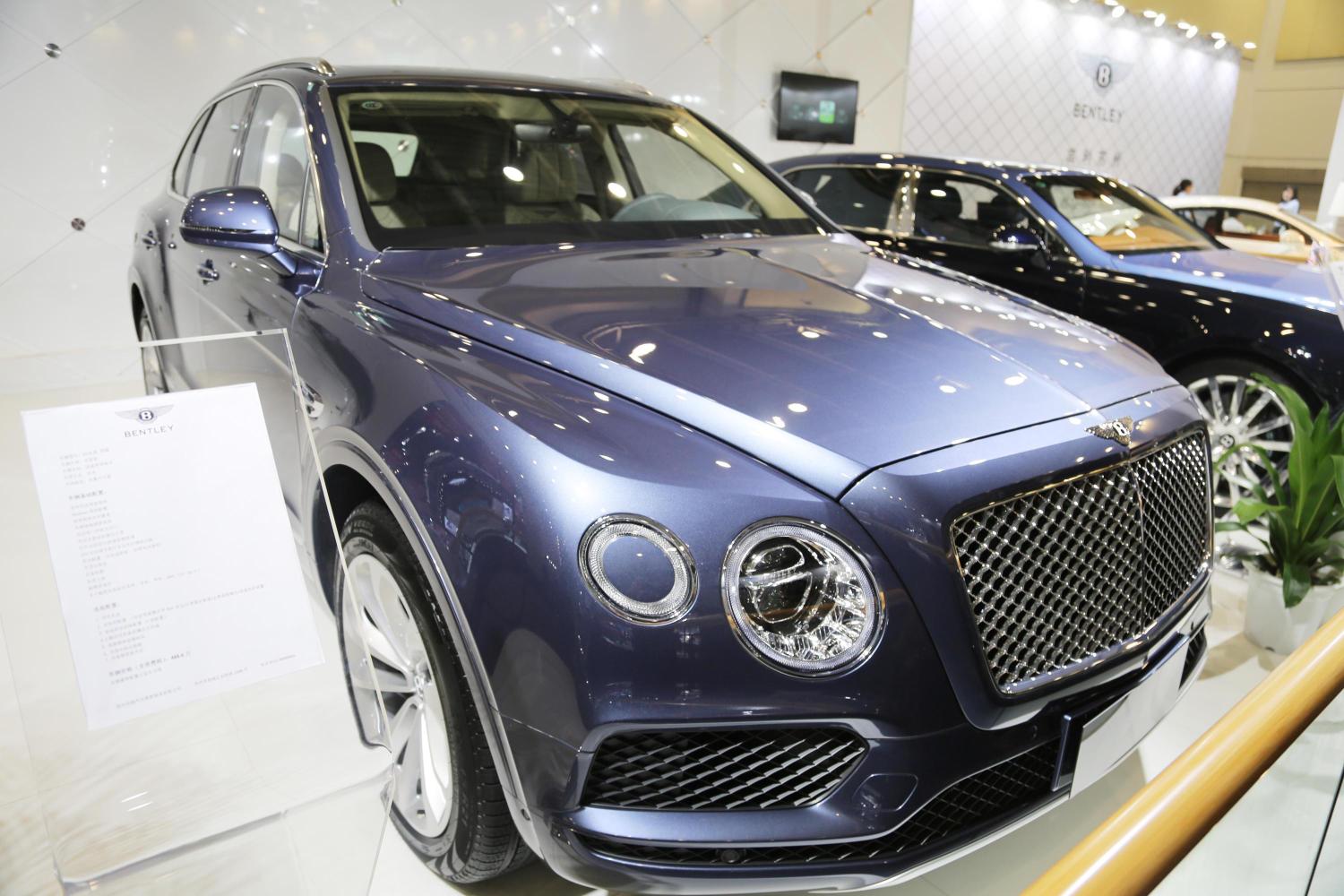 劳斯莱斯曜影,宾利添越, 都是500万级别豪车, 你选谁?