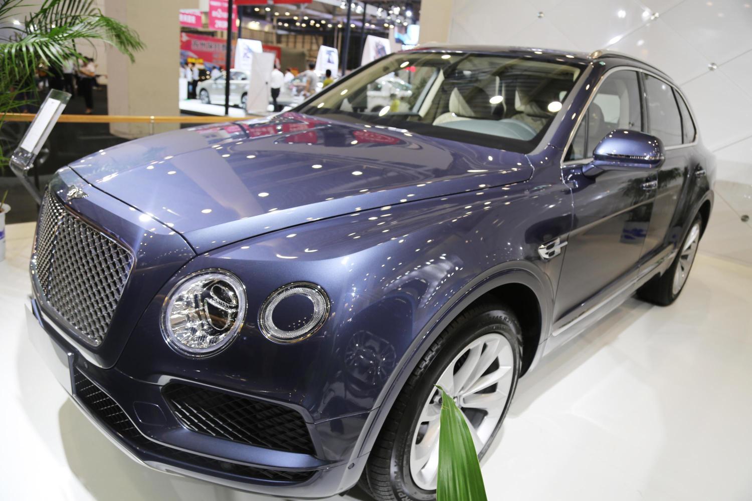 劳斯莱斯曜影,宾利添越, 都是500万级别豪车, 你选谁?