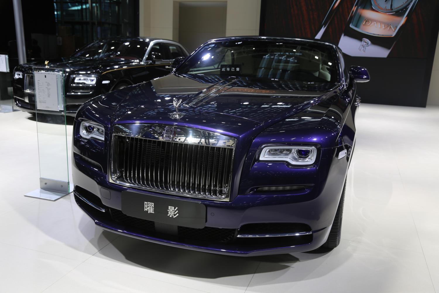 劳斯莱斯曜影,宾利添越, 都是500万级别豪车, 你选谁?