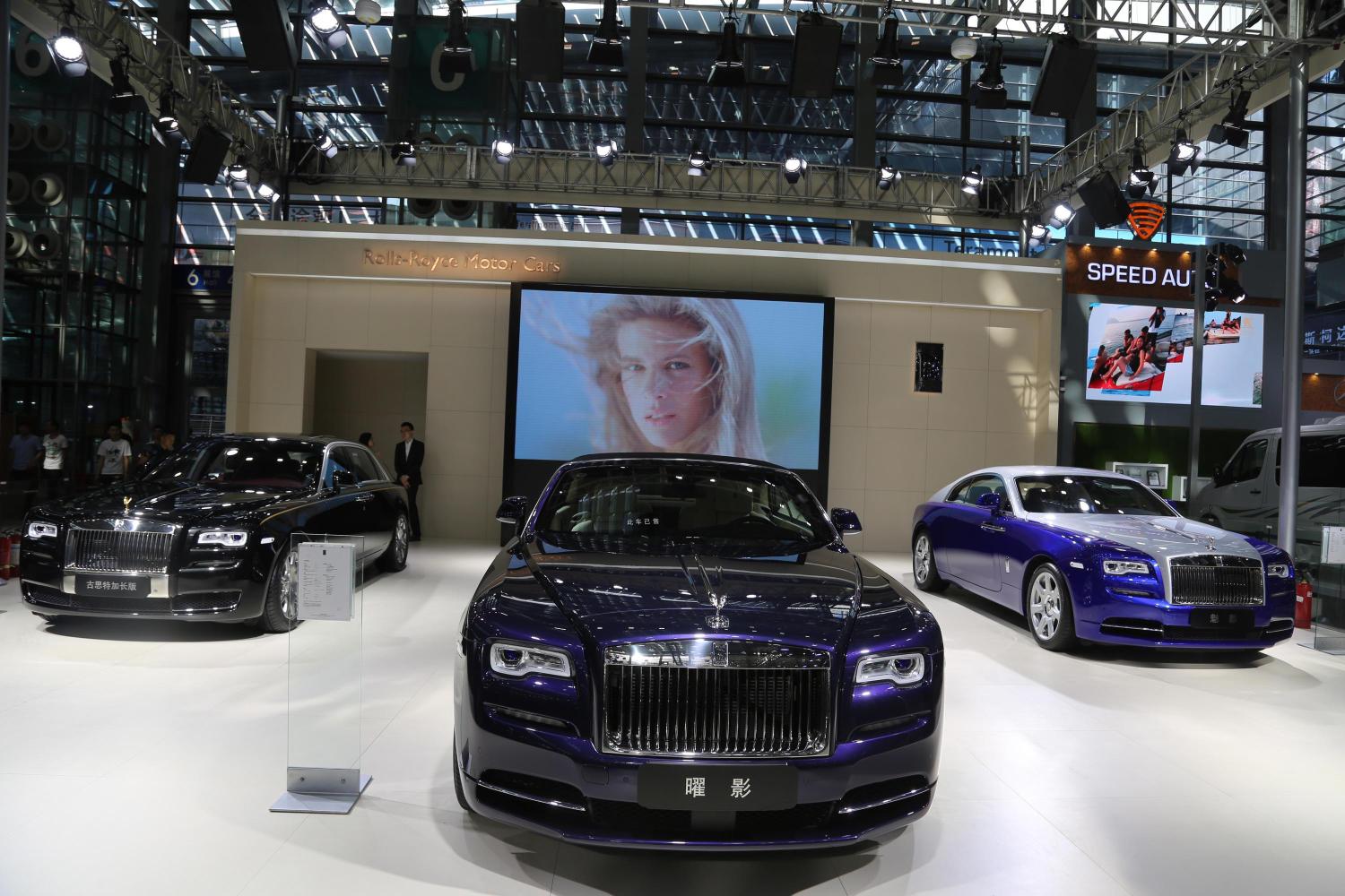 劳斯莱斯曜影,宾利添越, 都是500万级别豪车, 你选谁?