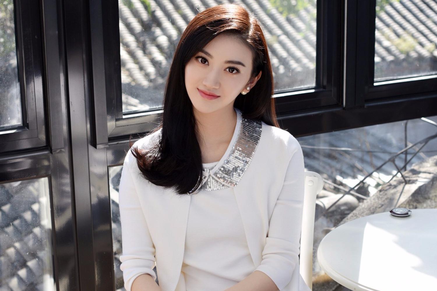 景甜出席活动 美人如此多娇 引无数记者竞折腰 景甜出席活动 美人如此多娇 引无数记者竞折腰