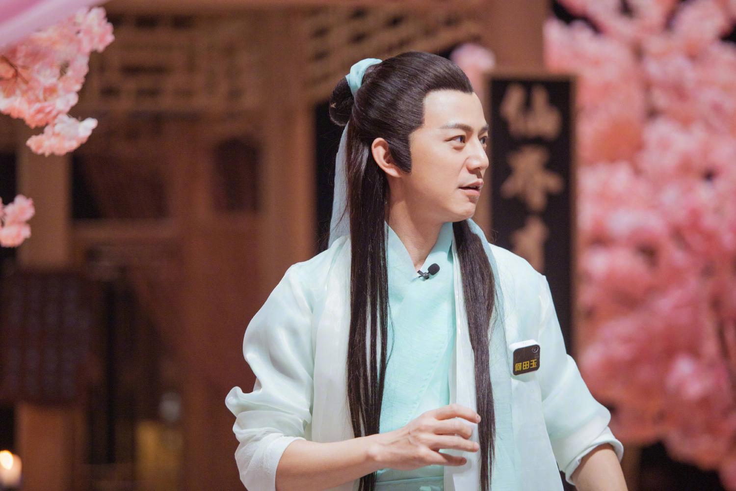 何炅的古装造型来了,跟现代装相比,哪个好看?