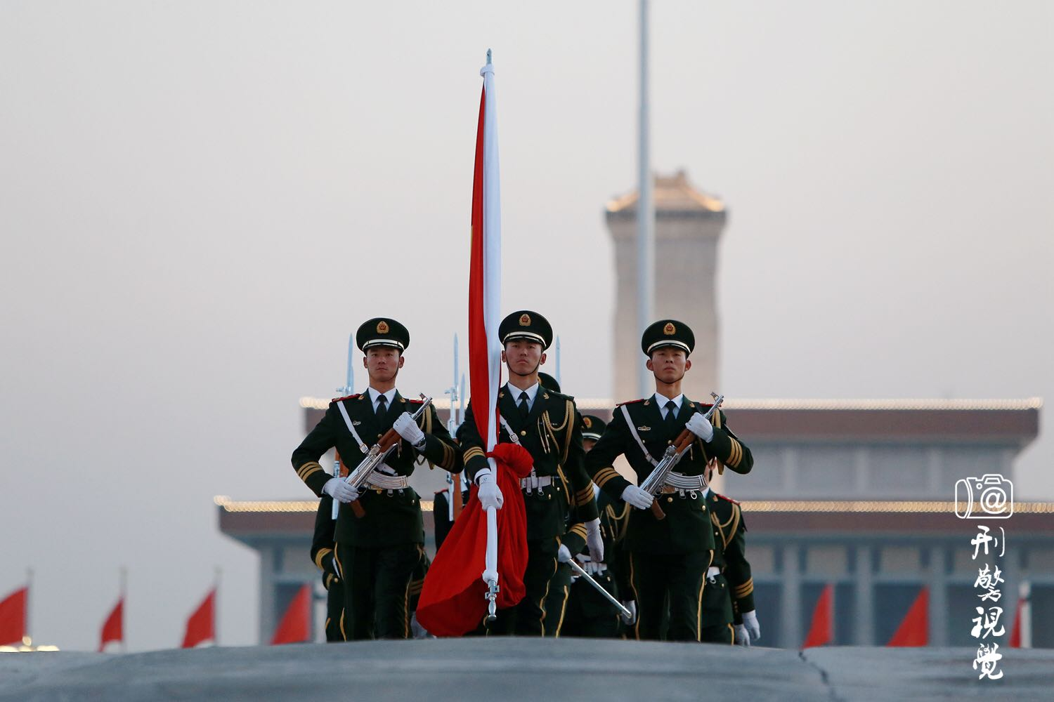 【2017岁末尾拍·武警国旗护卫队最后一次降旗】