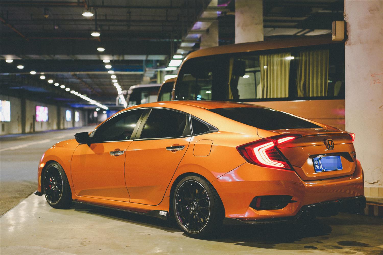 不一定非得改装typer包围广州车友轻改十代思域也很讨喜