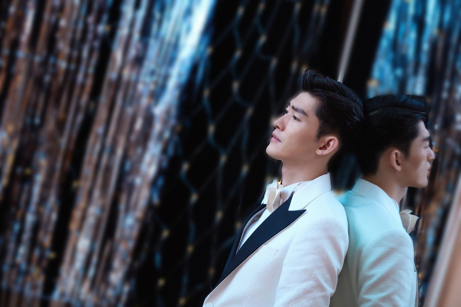 王凯晒侧脸照还挺帅的,张翰同样的姿势拍照好看吗?