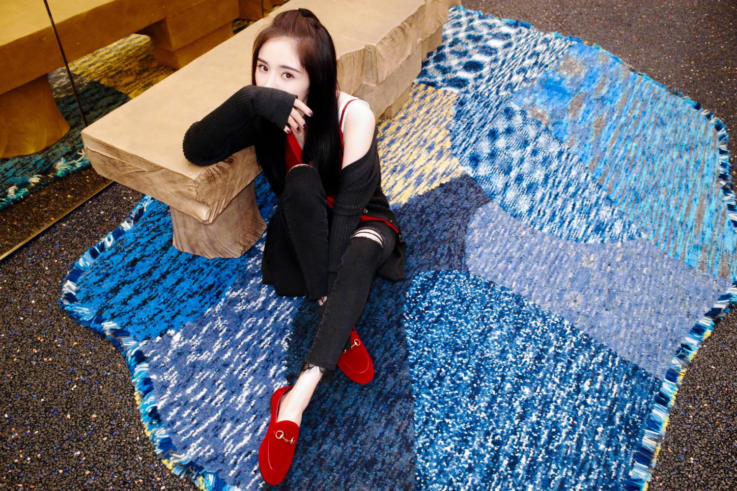 前面那款比较女孩子,而现在又盘腿坐在窗台下,双手依旧用书挡住半张脸