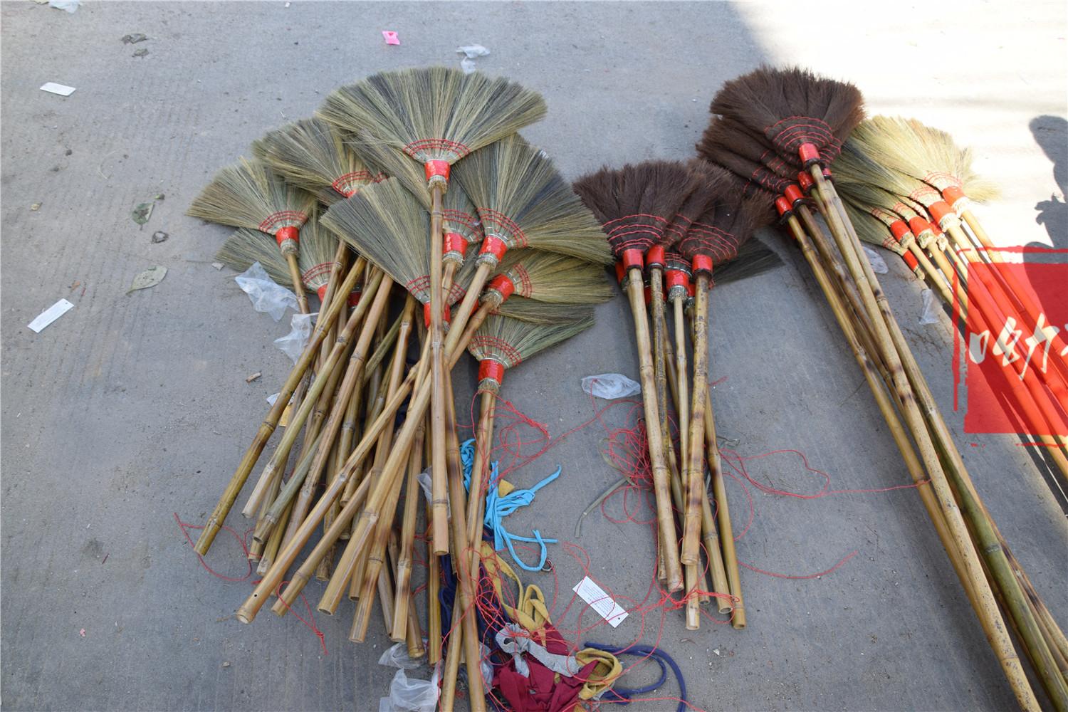 6旬老人卖自制扫帚, 集市人满为患却无人买, 因价格让人难接受