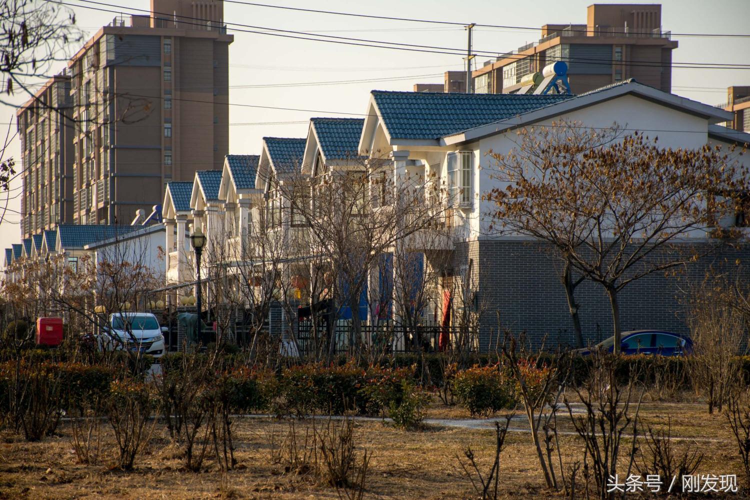 2/16 這個村子由小高層建築和別墅組成,目前仍有正在建設的高樓.