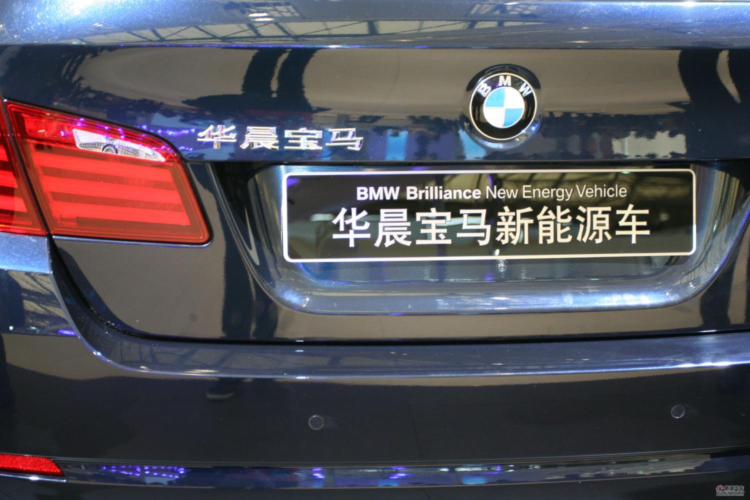 华晨宝马四个字太掉档, 怎么抠下来?