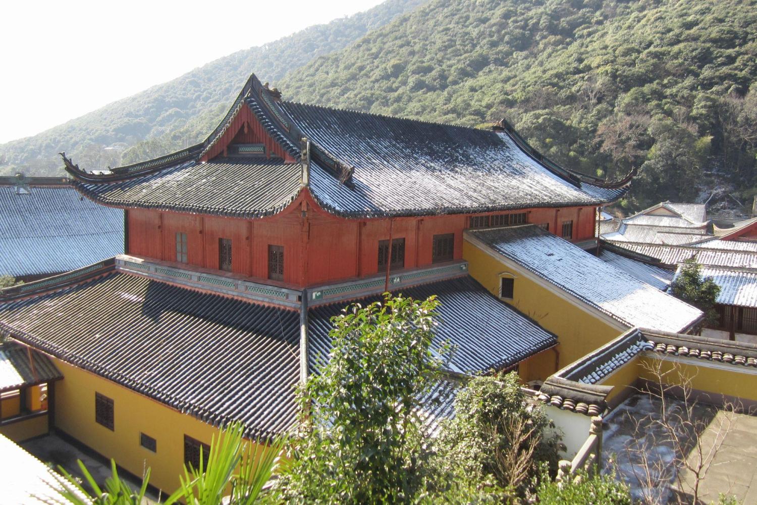 隐在群山之中的天童寺, 佛教禅宗五大名刹之一, 号称"东南佛国"