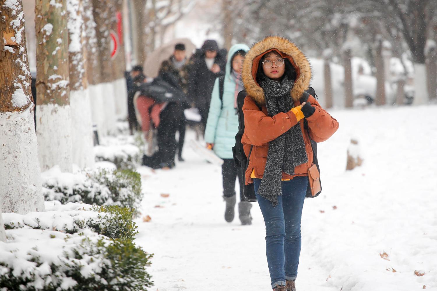 西安"冰冻模式"持续, 艺考女生包裹严实美丽冻人