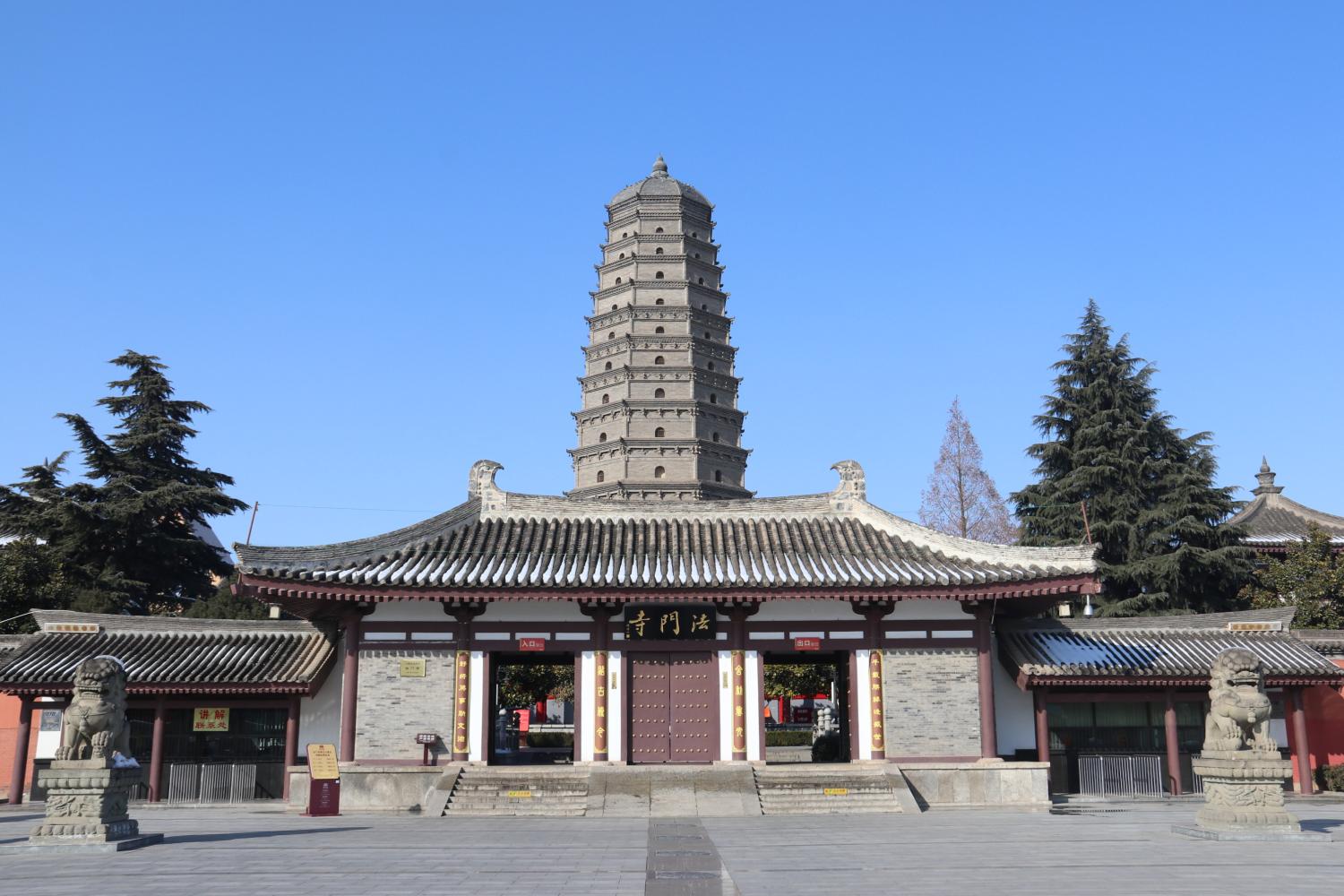 这是法门寺,其塔是上个世纪80年代修建的,是明代法门寺塔的原型!