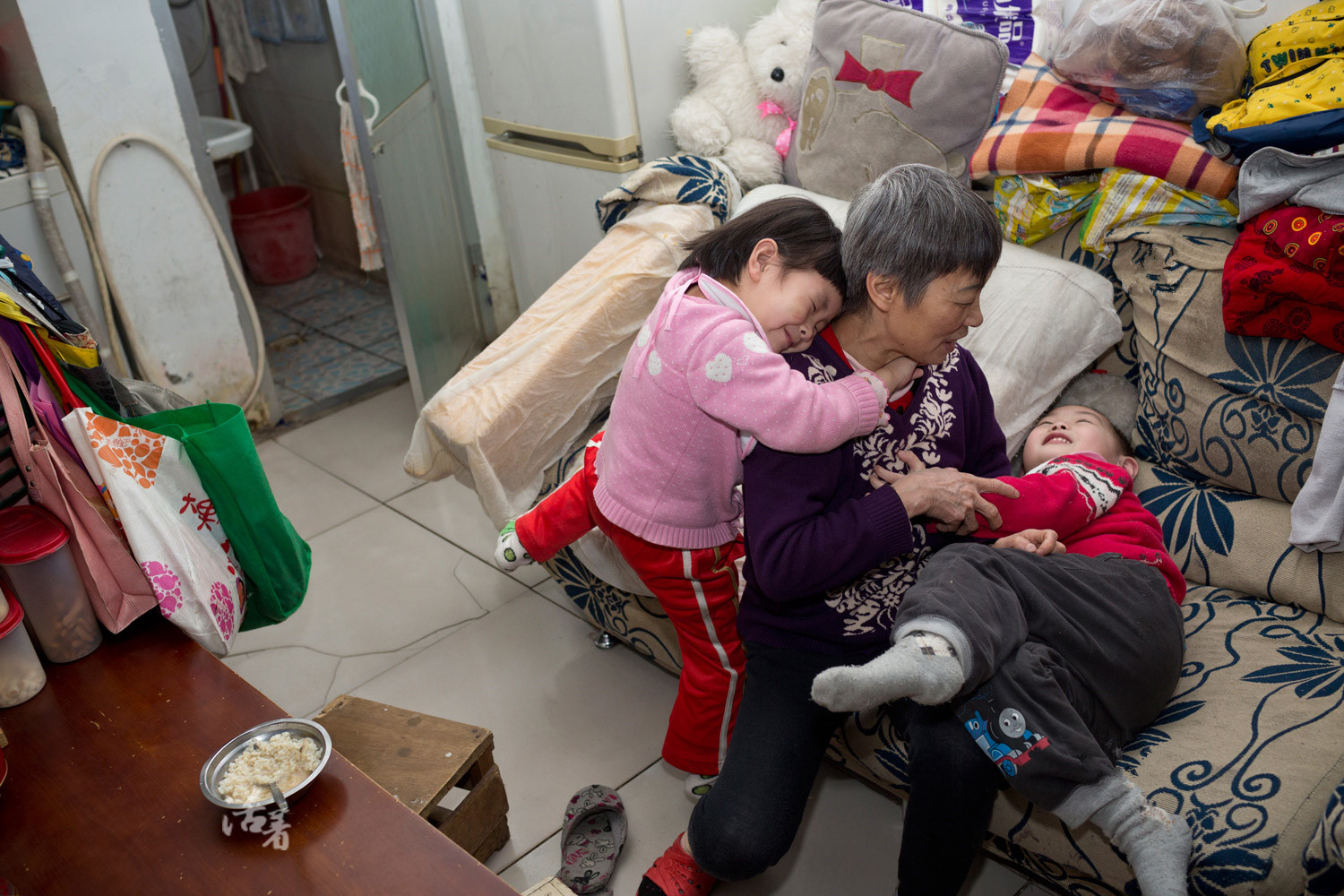 6旬失独妈妈冒险生龙凤胎