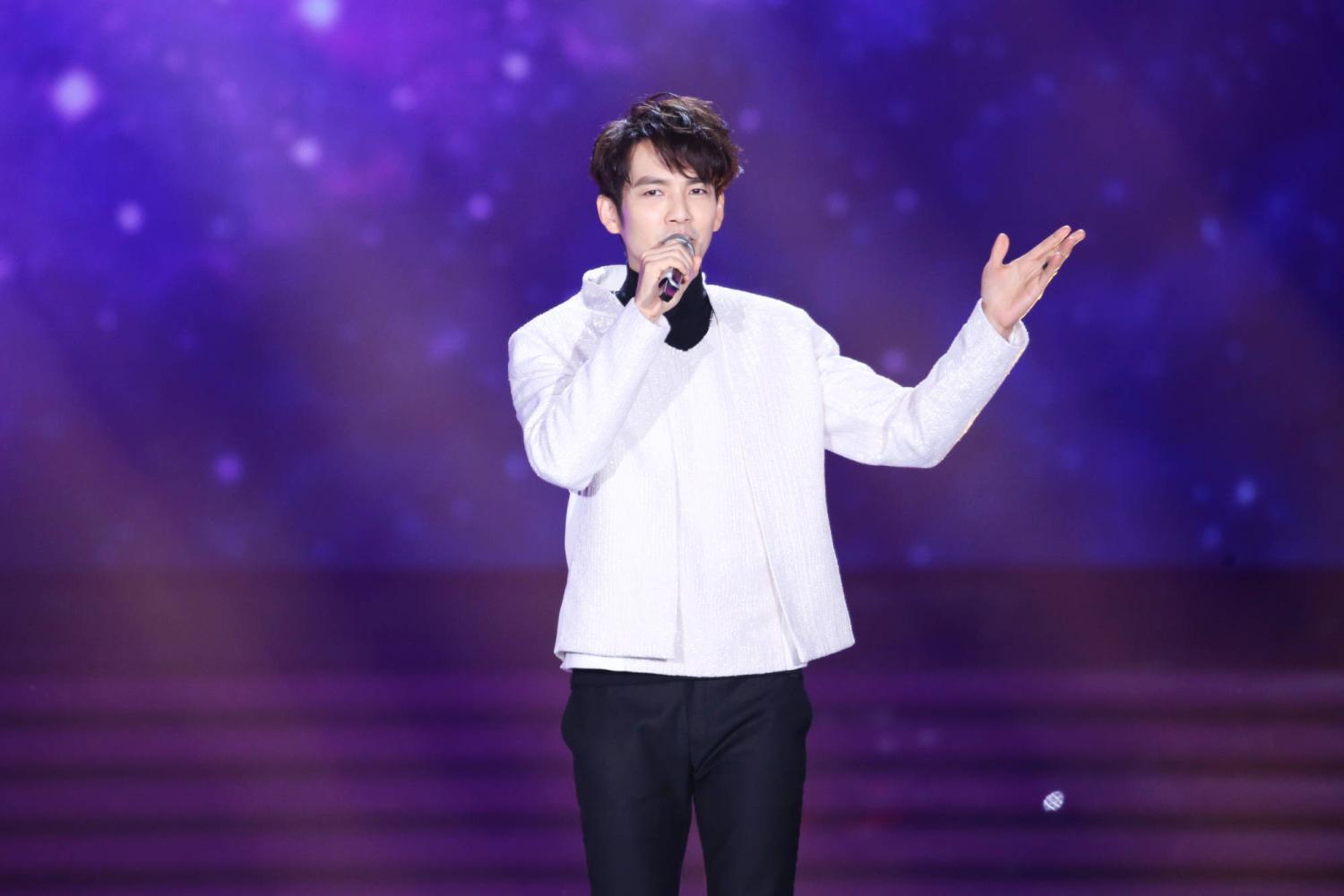 钟汉良胡静现身云南某乡镇三度同框