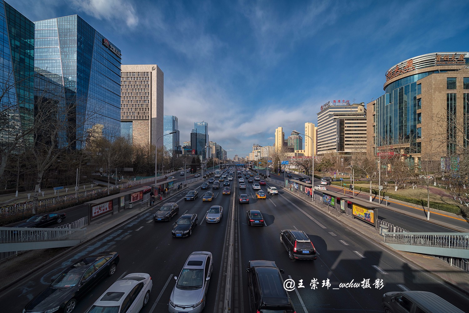 今天下午大风中的北京东二环蓝天白云空气通透