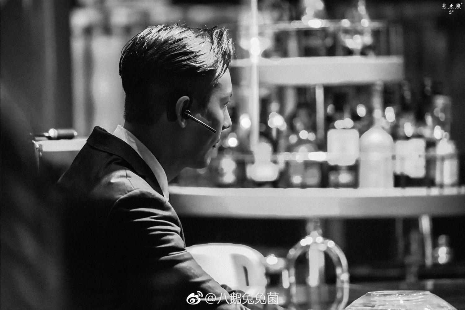 黑白滤镜下, 隔着玻璃都能感受到陈伟霆的霸王之气!