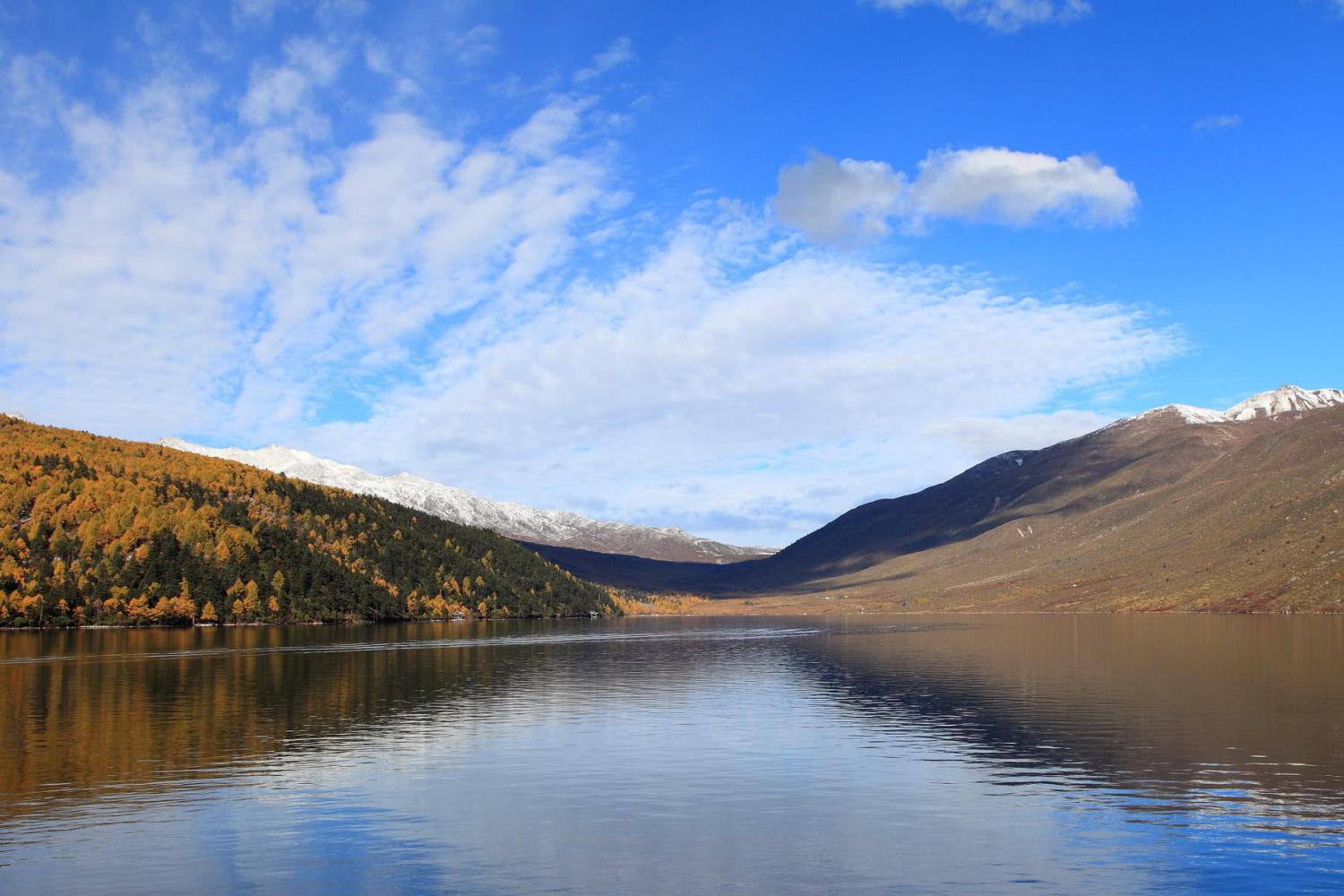 令人惊艳的木格措, 如一座汇聚斑斓的镜子, 映着世间的美好