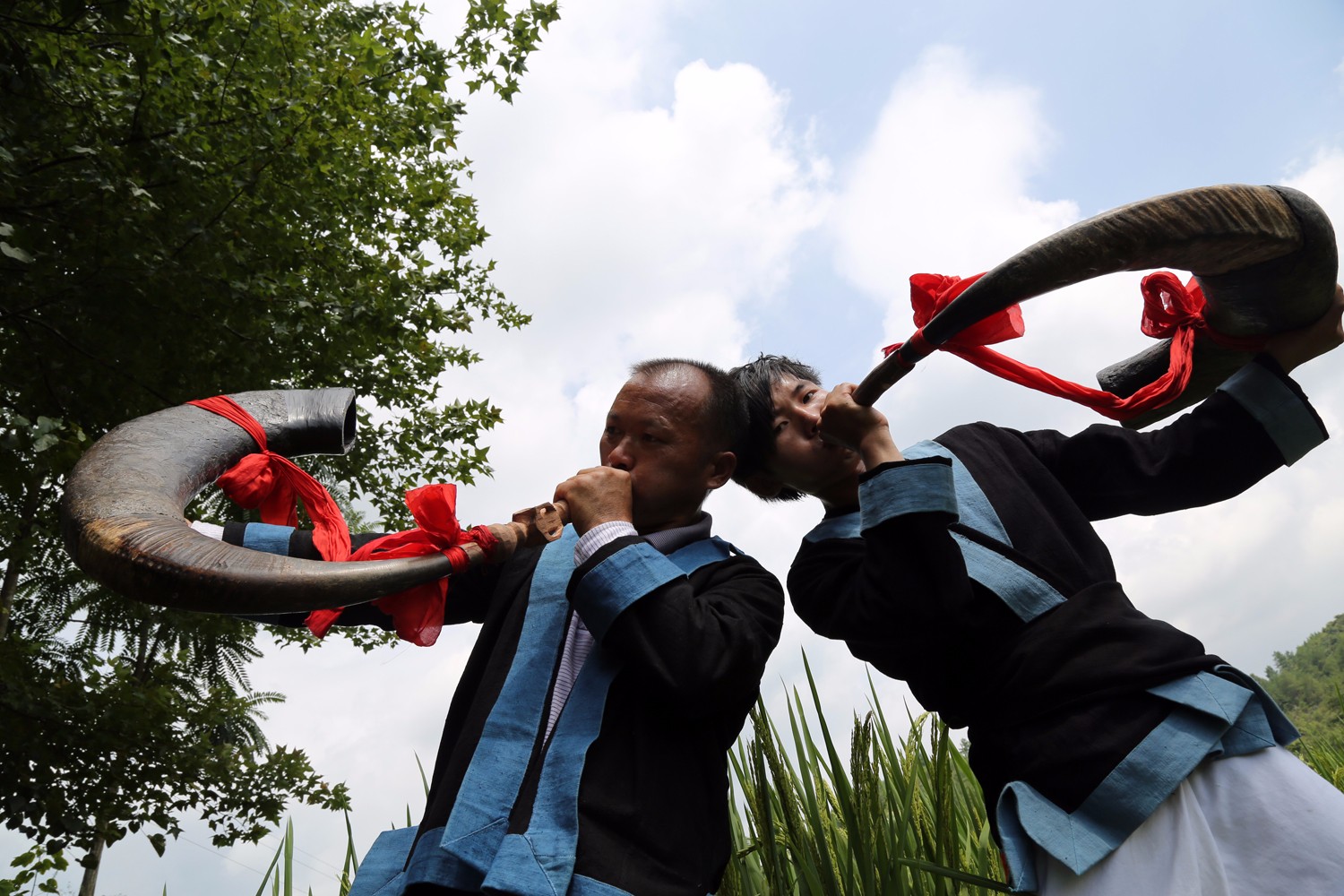 吹牛角,是其中的重头戏之一.那"呜呜呜"的牛角声