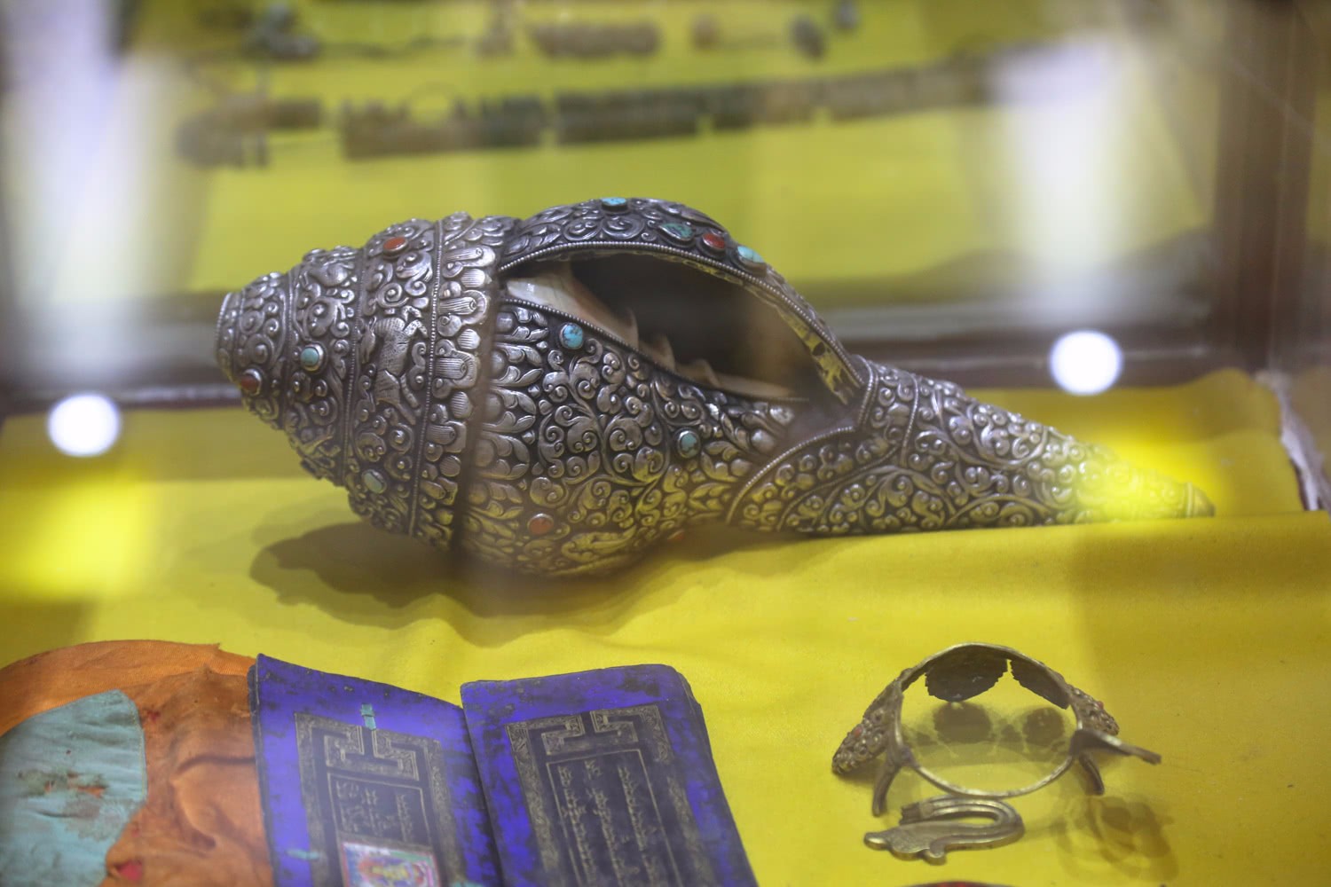 大师收藏:108对男女头盖骨制成念珠 镇馆唐卡精美已传世300年_新浪