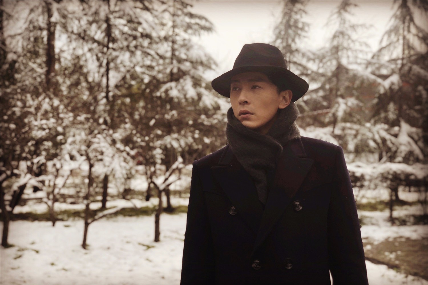 郑元畅《半生缘》杀青曝剧照,与蒋欣甜蜜依偎cp感足