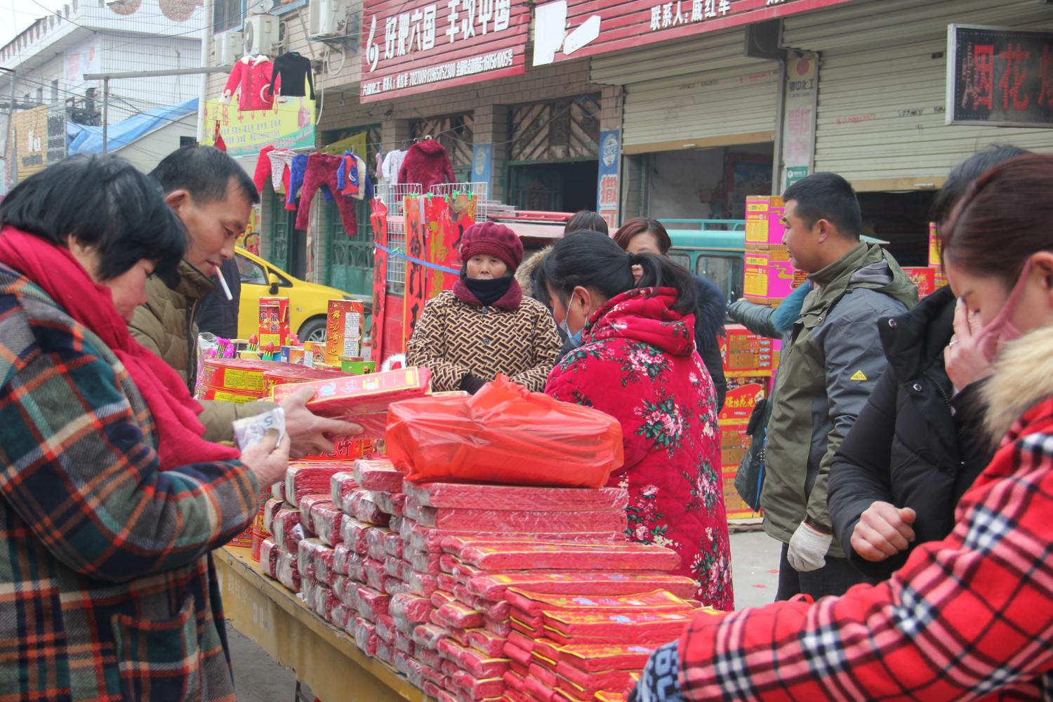 春节来了摊位上的这个生意最红火, 你家肯定也不会少