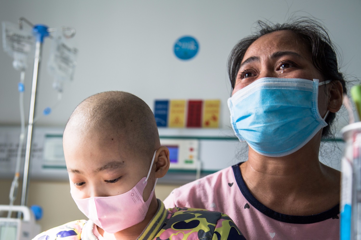 俄罗斯族血癌女孩病房窗前临摹学校 画了整整一本上学故事