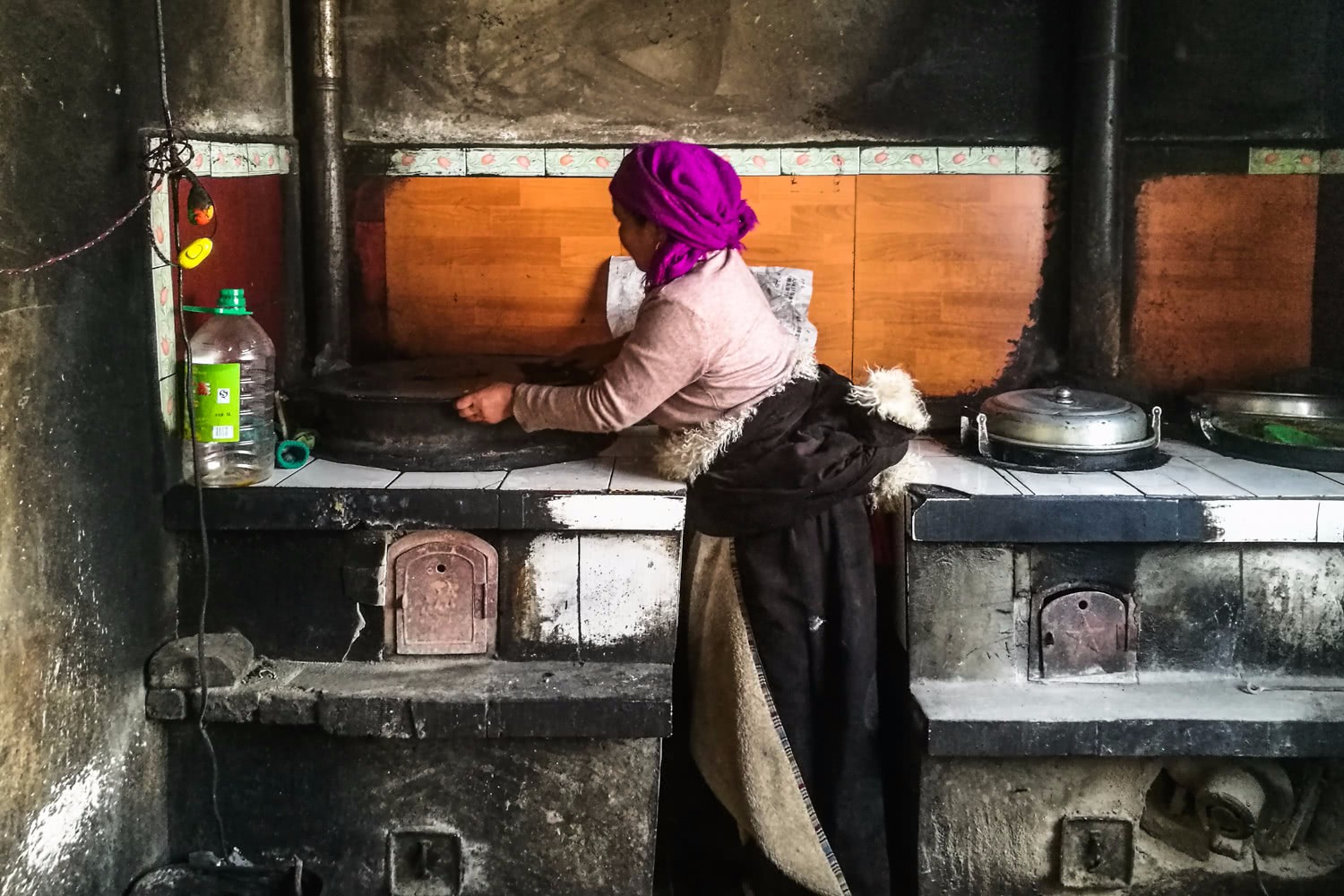 深山藏家热情好客: 6人吃一锅面片仅收60元 肉有1斤多