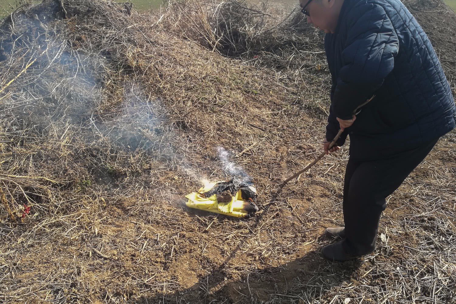 返乡祭祖:用真钱印火纸 烧纸画圈防丢失