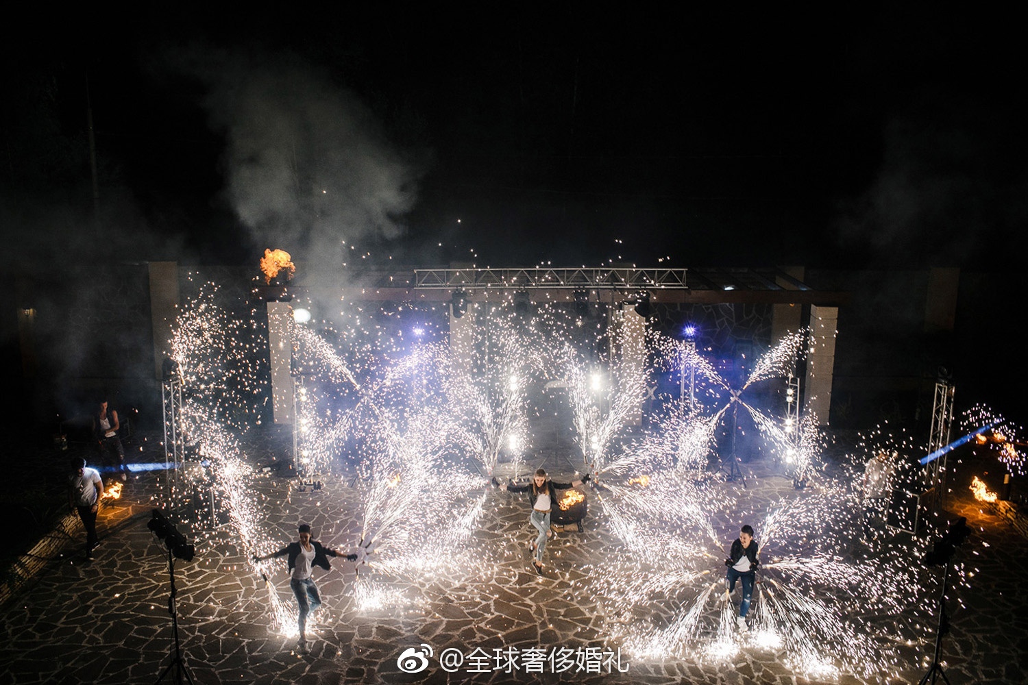 婚礼上的烟花很美,希望每一对爱人都能幸福