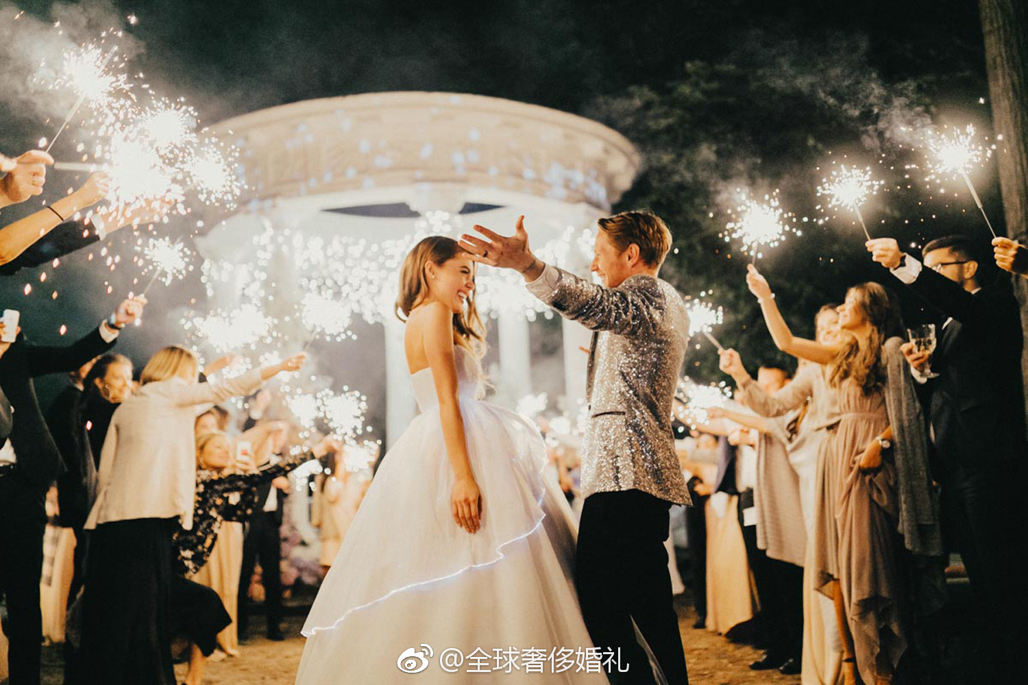 婚礼上的烟花很美,希望每一对爱人都能幸福