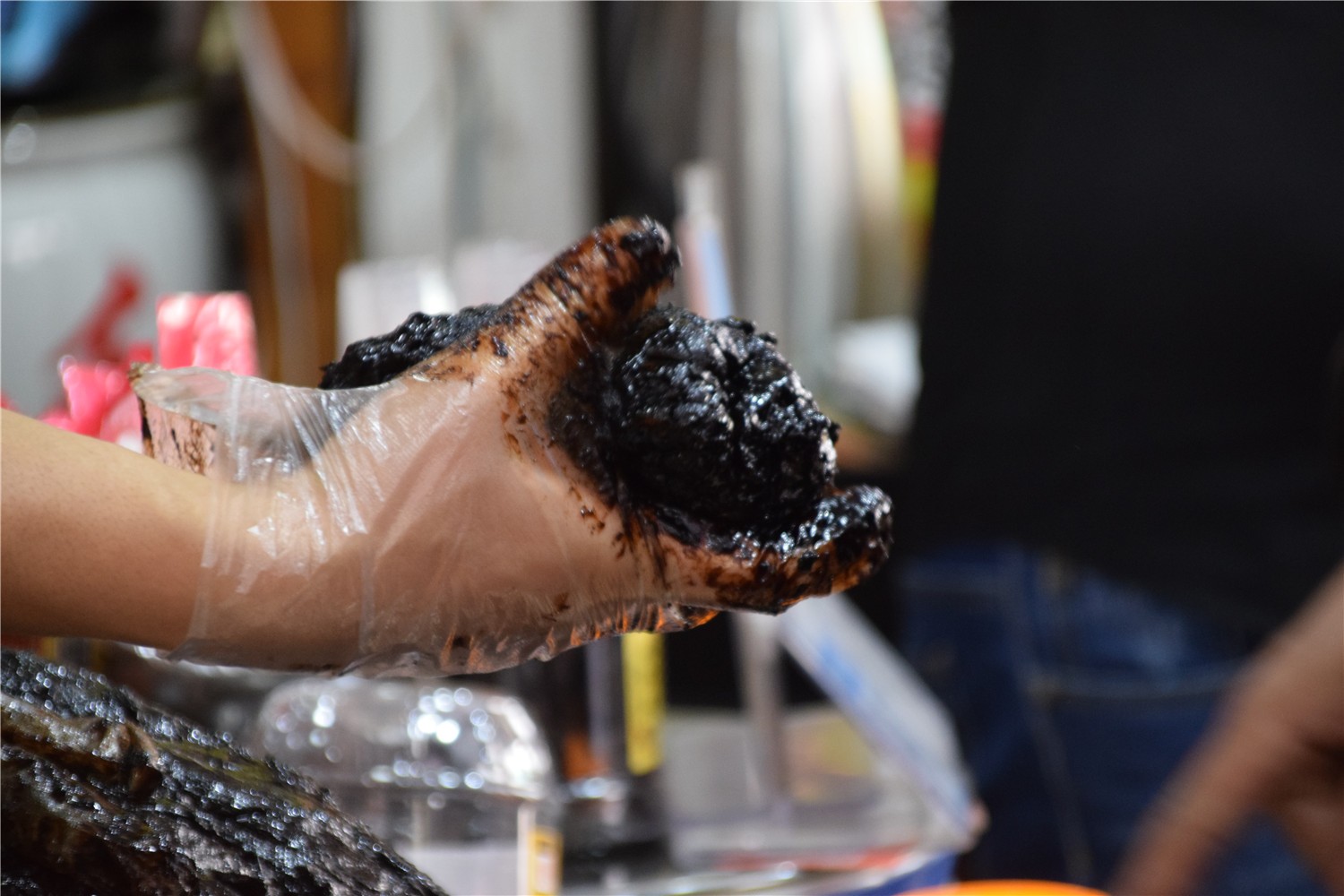 美女手抓"黑泥巴",一斤120,香味扑鼻生意异常火爆