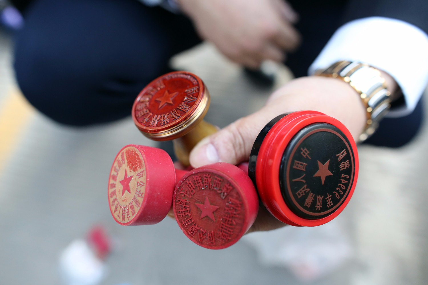 他租豪车欠下20万 自家雅阁被查扣查出印章十余枚|汽车服务|印章|莲湖