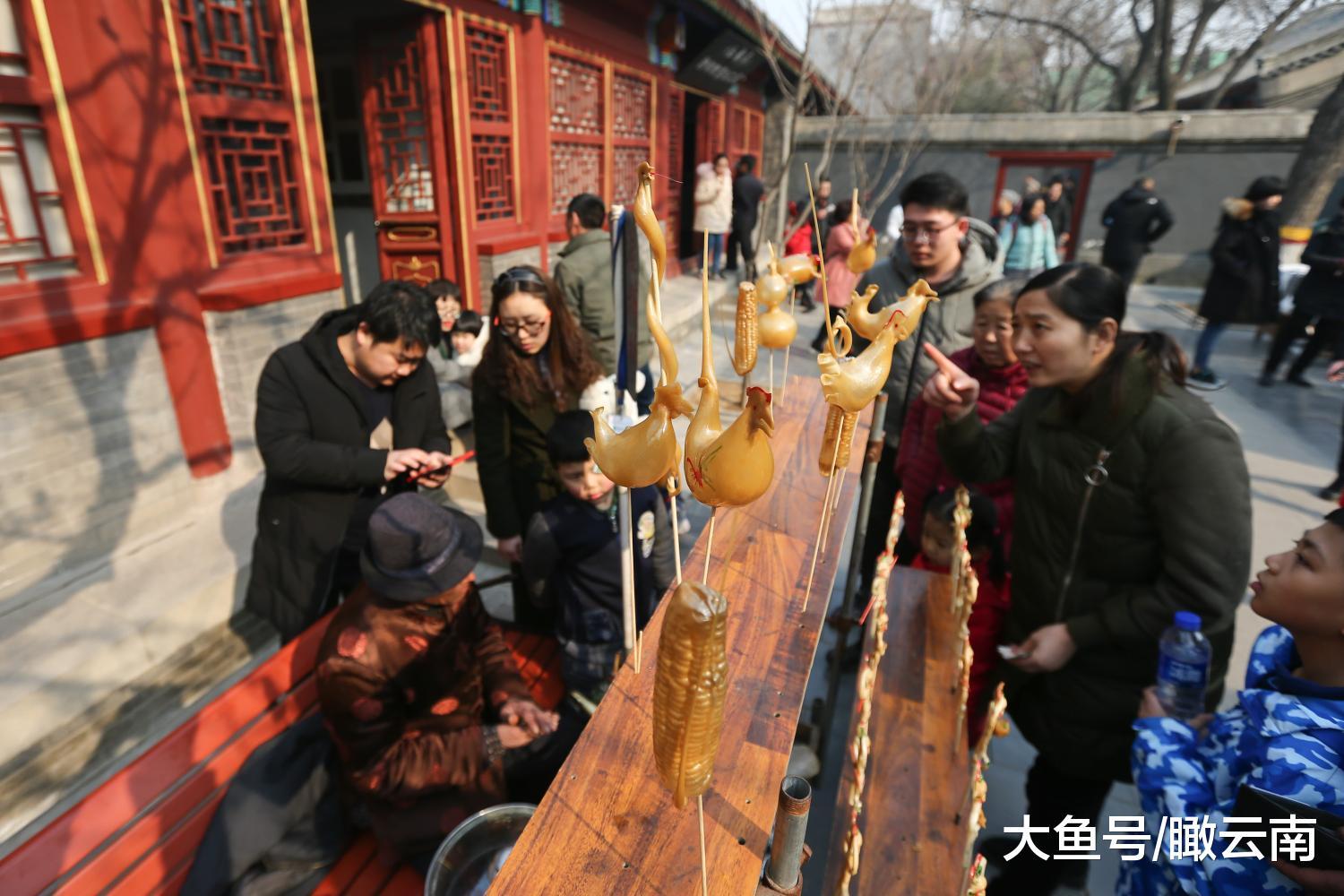 正定古城里的民间手工艺 老爷爷吹着糖人过春节