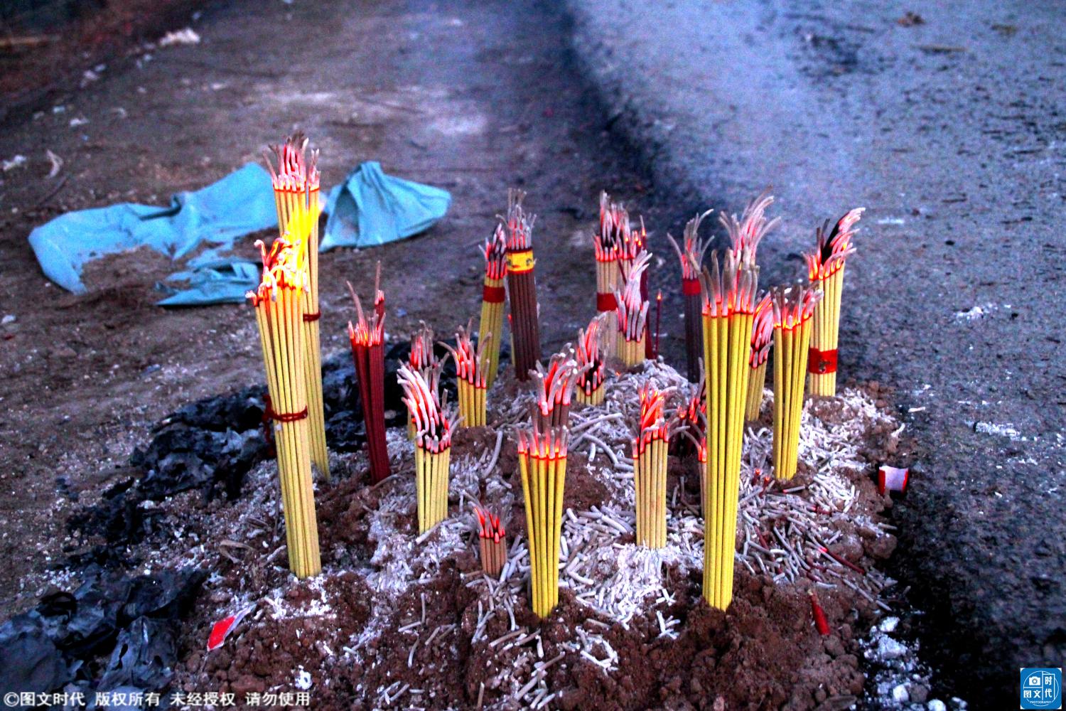 实拍正月初七北方农村"送火神"习俗, 孩子们抱着火把就往村头跑