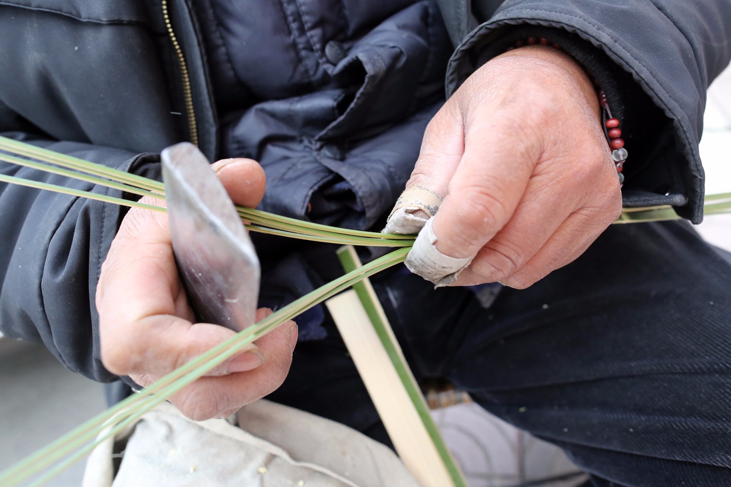 一把竹刀在他的手里上下翻飞,不一会儿,两根完整的竹节就被破成了一条