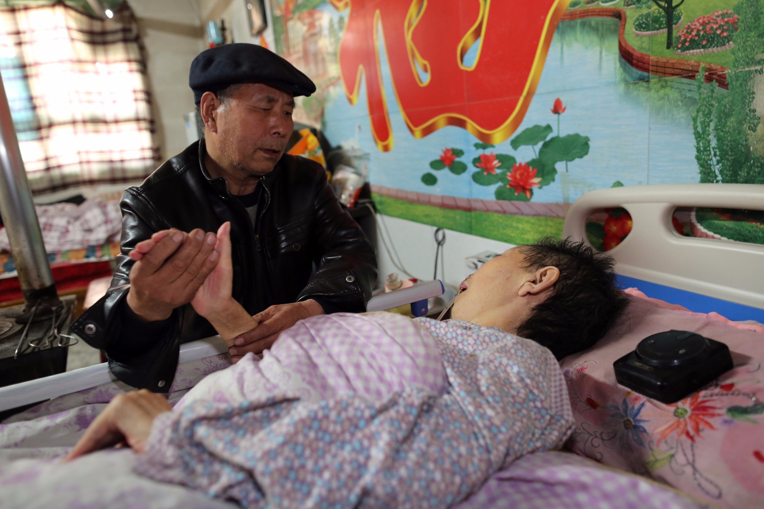 他照顾植物人妻子无微不至 荣获"模范丈夫"称号