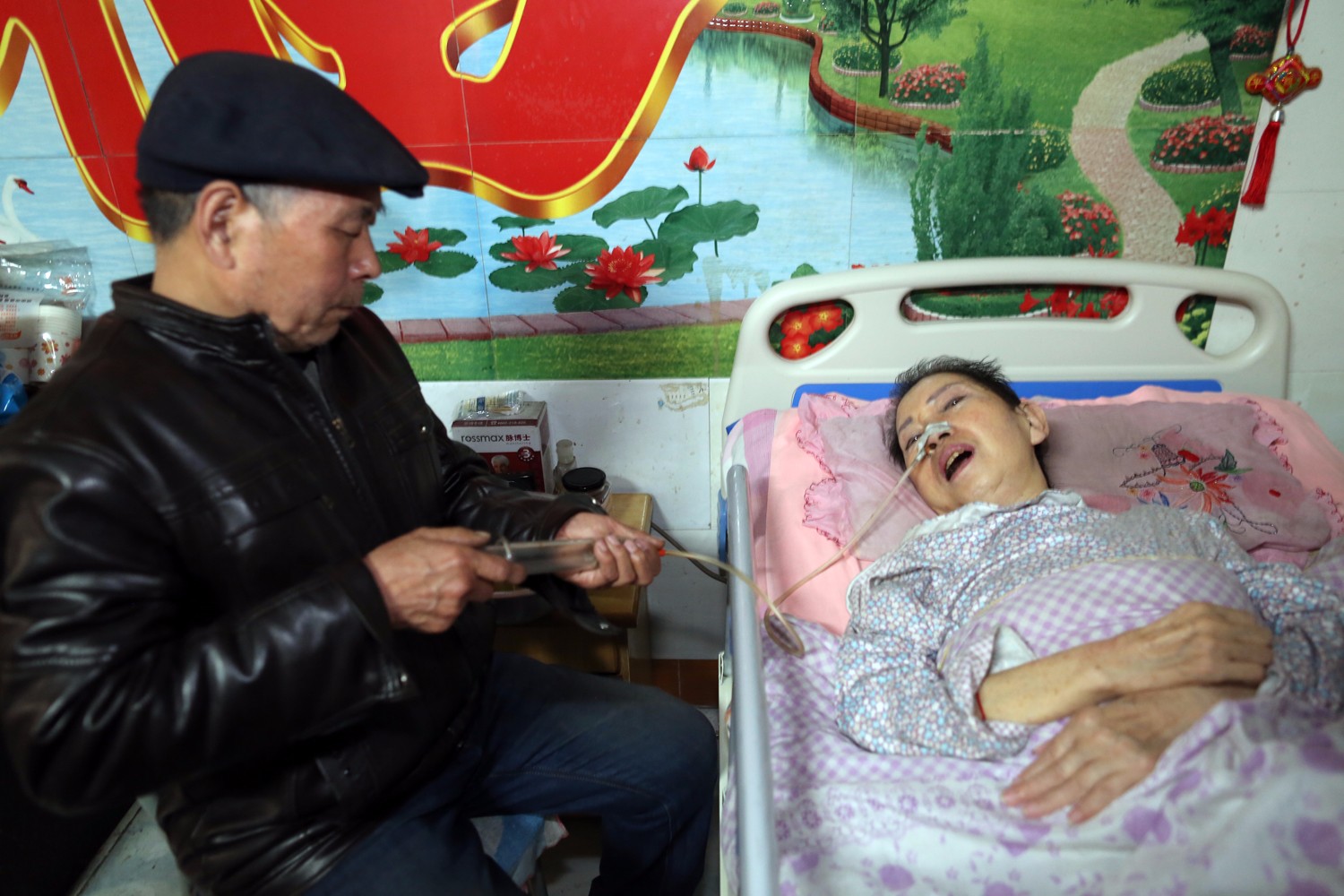 他照顾植物人妻子无微不至 荣获"模范丈夫"称号