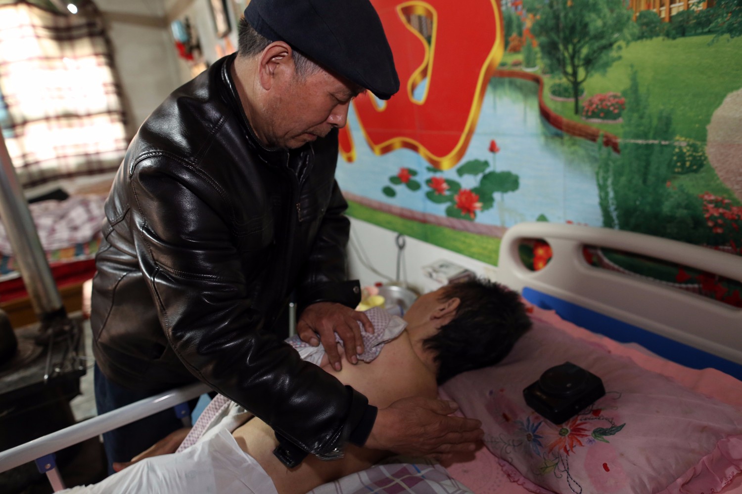 他照顾植物人妻子无微不至 荣获"模范丈夫"称号